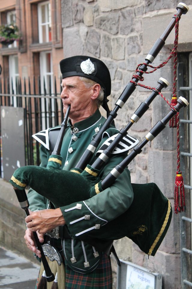 bagpiper-bagpipes-elderly-man-63248